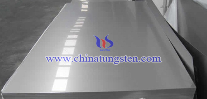 600x500x10mm 鎢合金板具有高密度、高硬度、高熔點(diǎn)的特性，能夠耐腐蝕、耐磨損，而且高溫性能好，即使在500℃的溫度下也基本保持不變，在1000℃時(shí)仍有很高的硬度。它被廣泛應(yīng)用於機(jī)械、焊接零件、熱交換器、反光器具等。  中鎢在線是一家專門從事研究、開發(fā)、生產(chǎn)、銷售鎢合金的公司，以先進(jìn)的技術(shù)力量，科學(xué)的管理制度，竭誠為您服務(wù)。本公司為客戶提供高品質(zhì)、高標(biāo)準(zhǔn)的產(chǎn)品，並且能夠根據(jù)客戶的要求生產(chǎn)各種規(guī)格和材質(zhì)的鎢合金板。  更多內(nèi)容請?jiān)L問： http://www.tungsten-alloy.com/big5/tungsten-alloy-plate.html
