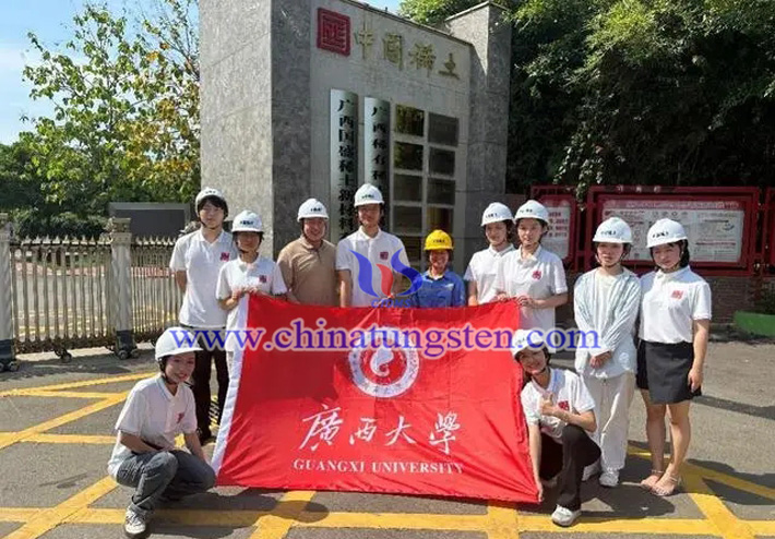 廣西大學高純氧化鈧提純技術研究團隊圖片(圖源:中國日報)