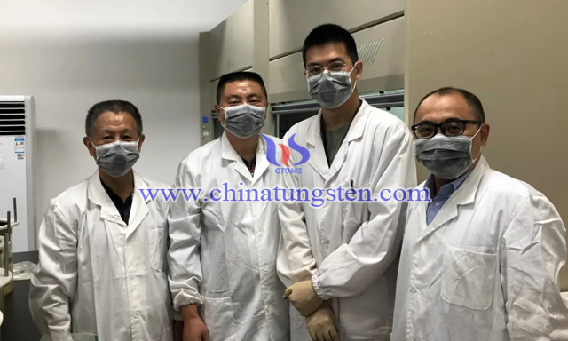 從左至右：協(xié)會(huì)辦公室主任方季云、江鎢控股進(jìn)出口公司經(jīng)理常雨忠、上?；ぴ汗こ處熗醺呖?、廈門金鷺粉末海外銷售部經(jīng)理鄭志良