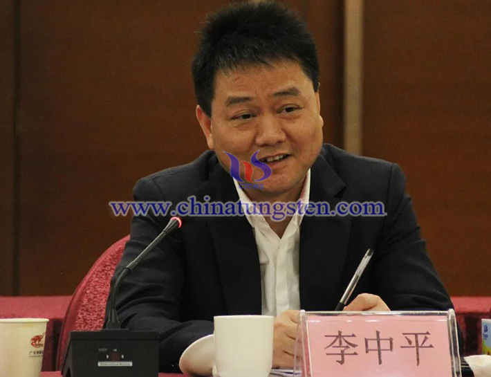 中國(guó)鎢業(yè)協(xié)會(huì)主席團(tuán)主席、湖南辰州礦業(yè)有限責(zé)任公司董事長(zhǎng)李中平