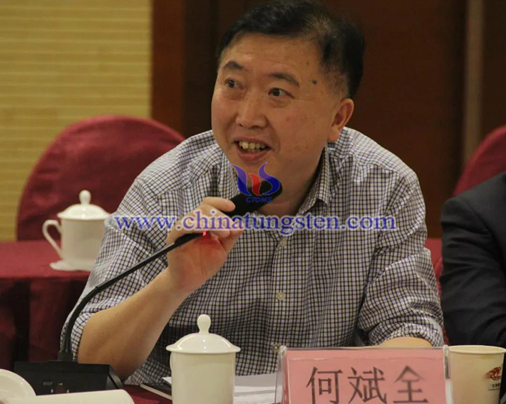 中國(guó)鎢業(yè)協(xié)會(huì)主席團(tuán)主席，湖南柿竹園有色金屬有限責(zé)任公司黨委書(shū)記、總經(jīng)理何斌全