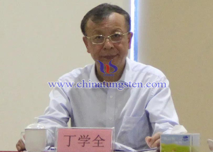 中國(guó)有色金屬工業(yè)協(xié)會(huì)副會(huì)長(zhǎng)、中國(guó)鎢業(yè)協(xié)會(huì)會(huì)長(zhǎng)、主席團(tuán)主席丁學(xué)全